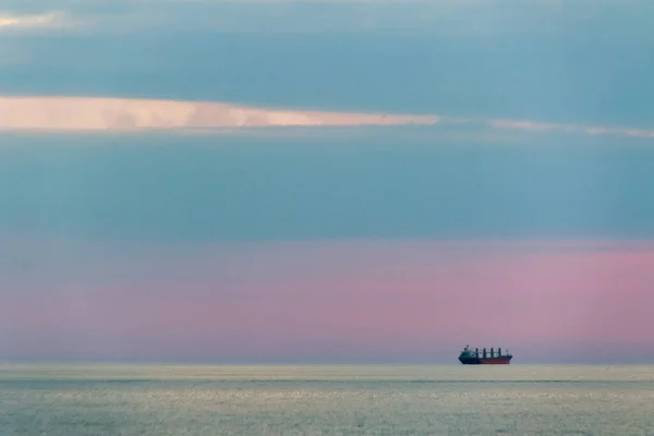 Крупный План Маленького Корабля Плавающего Море Прекрасном Фоне Заката — стоковое фото