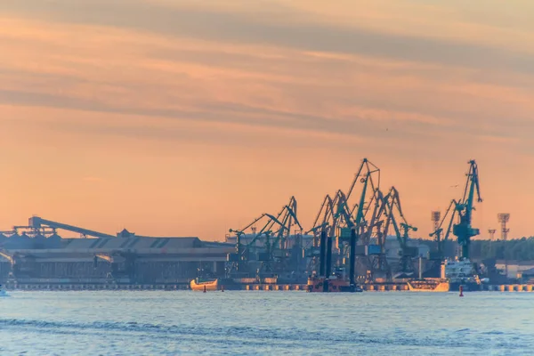 Bulutlu Mavi Gökyüzünün Altında Baltık Denizi Üzerindeki Klaipeda Limanı Nın — Stok fotoğraf