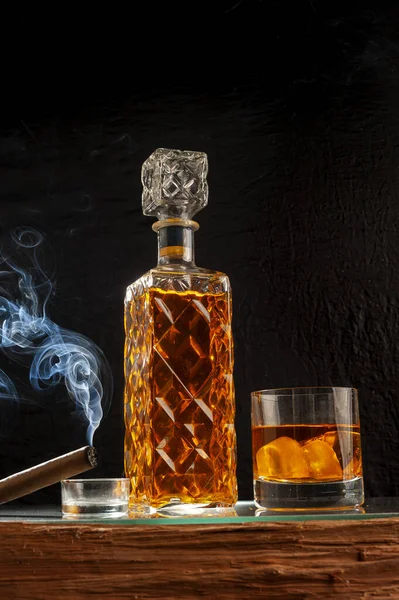 Elegante Whiskyfles Met Glas Ijs Met Een Sigaar Een Houten — Stockfoto