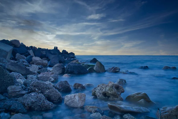 Een Prachtig Uitzicht Een Rotsachtige Kust Bij Zonsopgang — Stockfoto