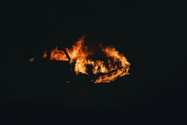 夜间燃烧的汽车的特写镜头 非常黑暗的背景 — 图库照片