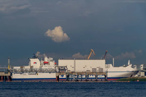 Bulutlu Mavi Gökyüzünün Altında Baltık Denizi Üzerindeki Klaipeda Limanı Nın — Stok fotoğraf