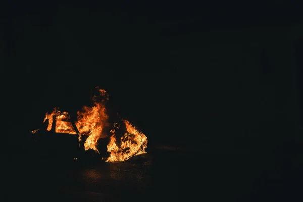 夜の間に燃える車のクローズアップショット 非常に暗い背景 — ストック写真