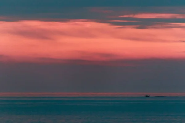 Eine Nahaufnahme Von Einem Kleinen Boot Auf Dem Meer Und — Stockfoto