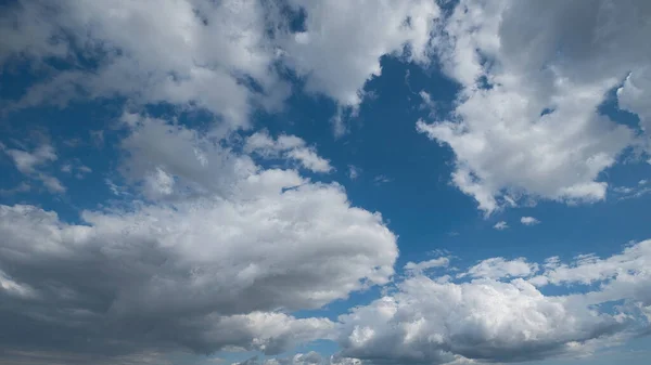 Egy Alacsony Szögű Lövés Gyönyörű Vastag Felhők Lebeg Fényes Kék — Stock Fotó