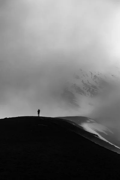 Vertical Shot Someone Standing Alone Top Mountain Gray Cloudy Sky — Stock Photo, Image