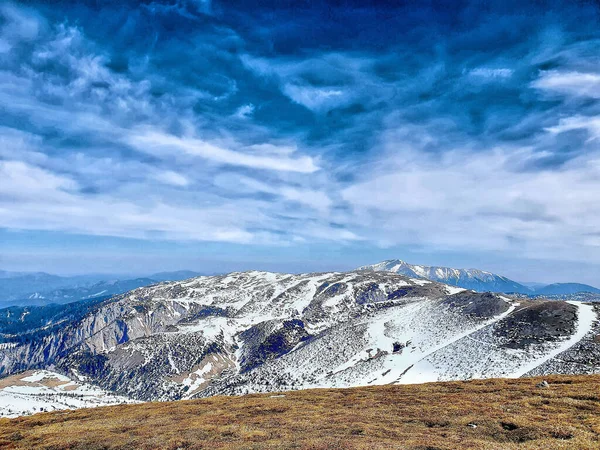 Vacker Utsikt Över Snöiga Berg — Stockfoto