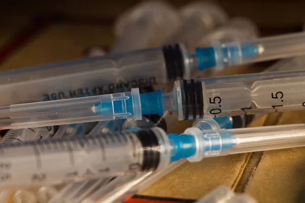 Närbild Injektionssprutor För Kassering Perfekt För Ett Vaccinationskoncept — Stockfoto