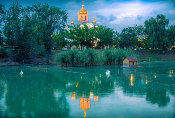 Rybník Vedle Katolického Kostela Krásnými Kopulovými Světly — Stock fotografie