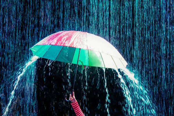 Person Som Håller Ett Färgglatt Paraply Vattentryck — Stockfoto