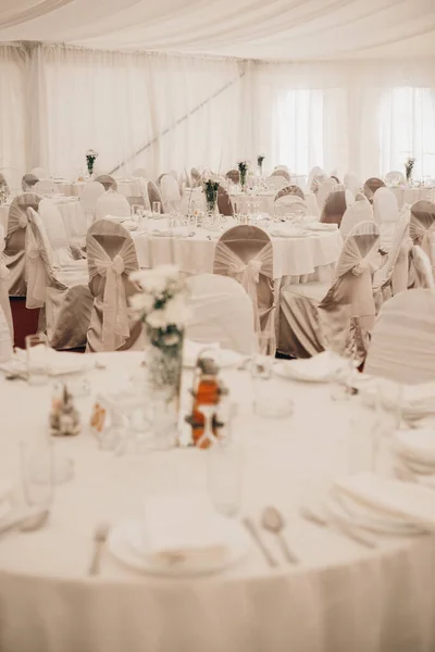 Вибірковий Фокус Вертикальний Знімок Декорованого Весільного Залу Круглими Столами Центральними — стокове фото