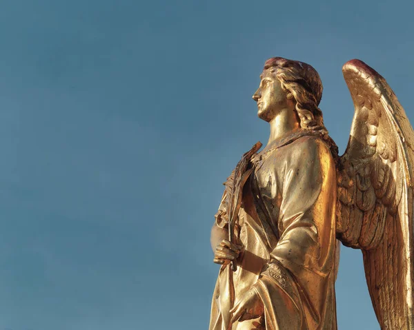 クロアチアのザグレブで羽を持つ金の天使像の低角度ショット — ストック写真