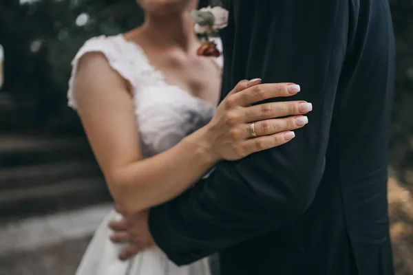 結婚式中の花嫁と新郎の選択的フォーカスショット — ストック写真