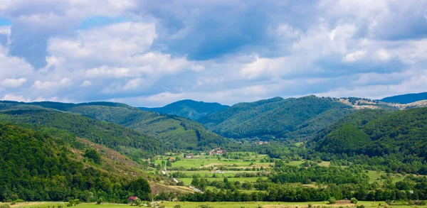 Krajina Horami Popředí Rozostřila Turistickou Památku Transilvanica — Stock fotografie