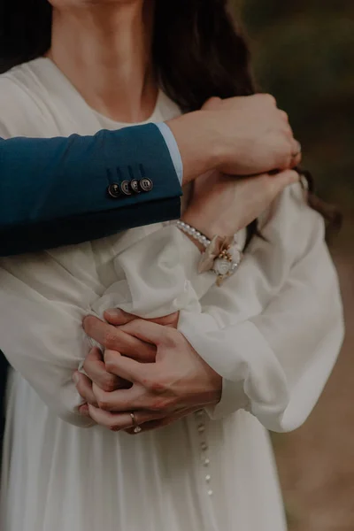 Vertical Shot Bride Holding Hands Her Groom — Stock Photo, Image