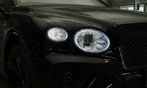 ミュンヘン ドイツ 2021年9月27日 Bentley Bentayga エレガントなスポーツ要素とメタリックデザインの高級車外装 自動車技術の概念 — ストック写真