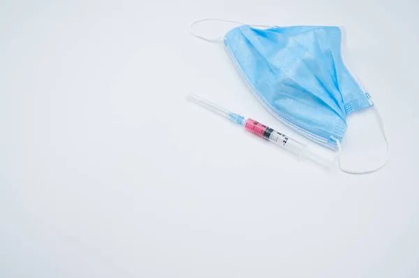 Medical Face Mask Syringe Isolated White Background Copy Space — Stock Photo, Image