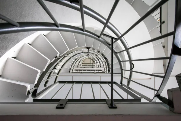 Siyah Metalik Raylı Modern Bir Spiral Merdivenin Yüksek Açılı Görüntüsü — Stok fotoğraf