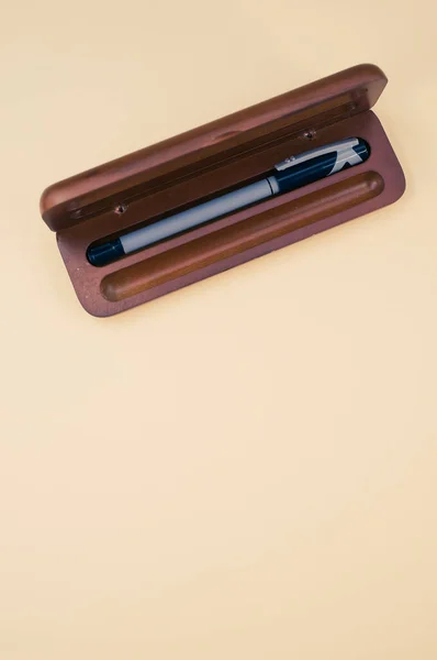 Zbliżenie Luksusowego Długopisu Drewnianym Pudełku — Zdjęcie stockowe