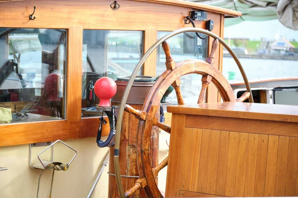 Κοντινό Πλάνο Ενός Ξύλινου Τιμονιού Πλοίου Ένα Παλιό Ιστιοπλοϊκό Σκάφη — Φωτογραφία Αρχείου