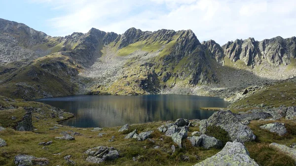 Ein Schöner Blick Auf Einen See Einem Berg — Stockfoto