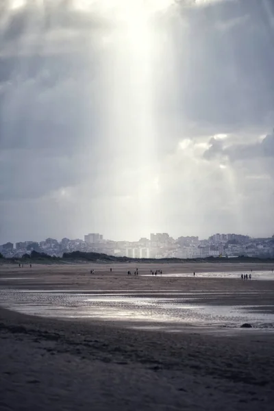 Вертикальний Знімок Пляжу Під Сонячним Світлом Містом Задньому Плані — стокове фото