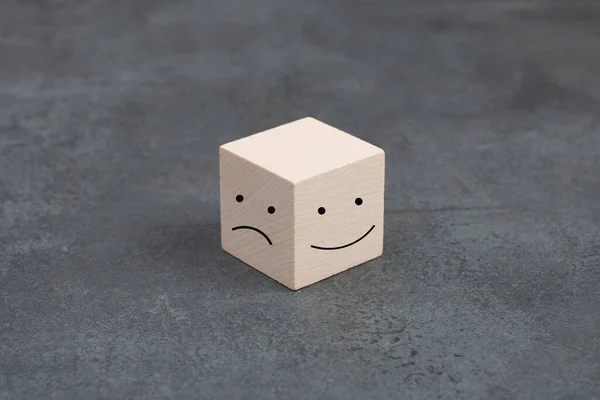 Cube Bois Avec Sourire Visage Triste Sur Fond Sombre Symbole — Photo