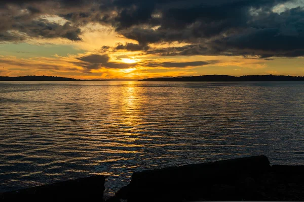 Poziome Ujęcie Wielkiego Widoku Zachodu Słońca Pięknym Miejscu Jezioro Pod — Zdjęcie stockowe