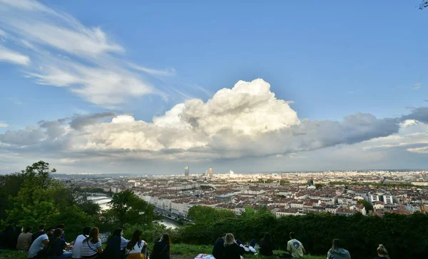 Günün Sonunda Devasa Bir Bulutun Hakim Olduğu Lyon Şehrinin Etkileyici — Stok fotoğraf