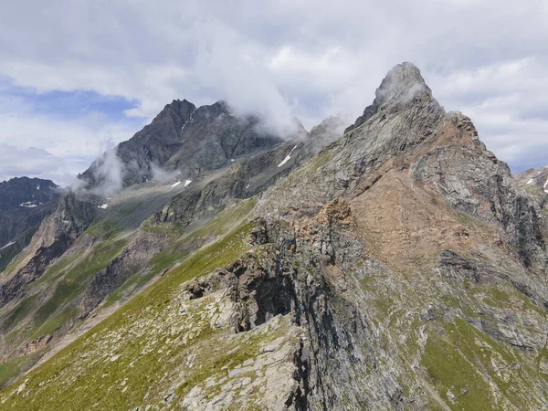 Una Vista Naturale Paesaggio Roccioso Montagna Sotto Una Nuvoloso — Foto Stock