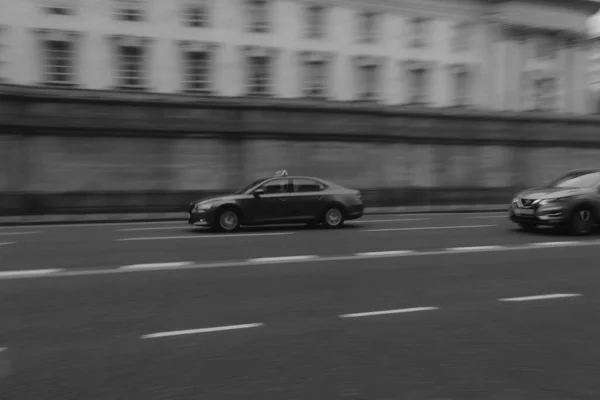 Tiro Preto Branco Uma Estrada Com Carros Alta Velocidade — Fotografia de Stock