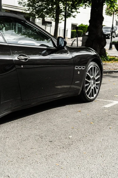 Ulricehamn Svezia 2021 Colpo Verticale Una Maserati Parcheggiata Strada Ulricehamn — Foto Stock