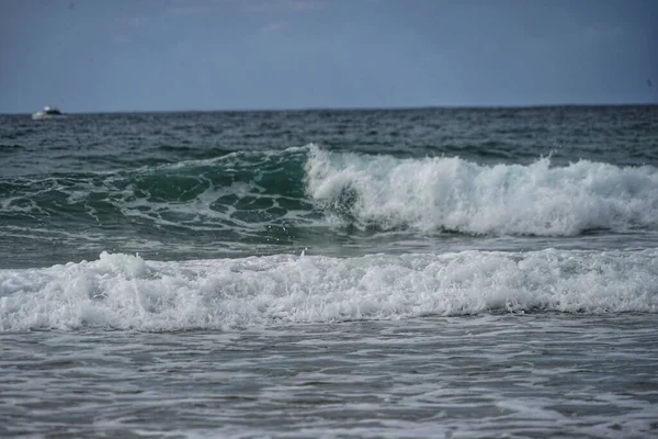 Een Prachtig Beeld Van Golven Van Een Zee Onder Heldere — Stockfoto