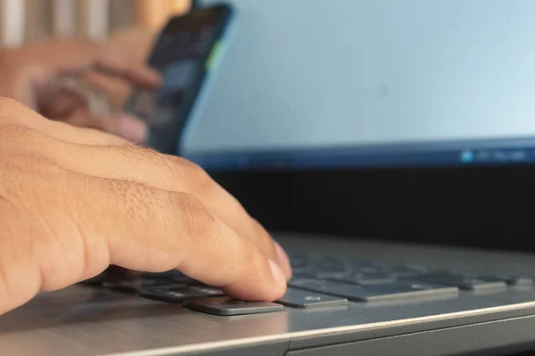 Nutzt Ein Handy Büro — Stockfoto