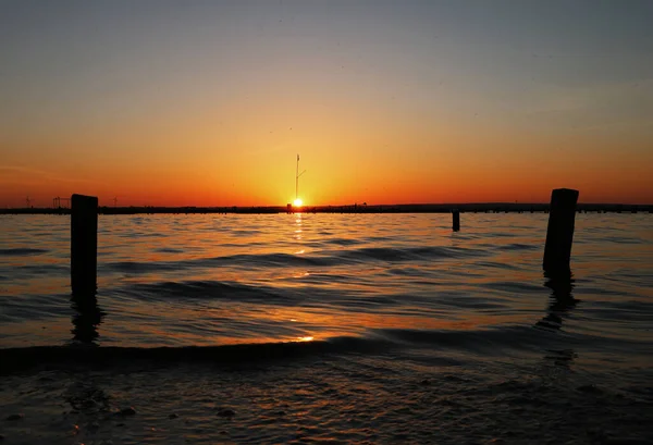 Bel Tramonto Dorato Splende Sul Mare Con Onde Che Infrangono — Foto Stock