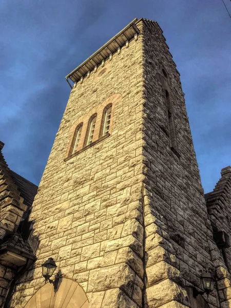 Plano Vertical Ángulo Bajo Una Hermosa Torre Piedra Con Cielo — Foto de Stock