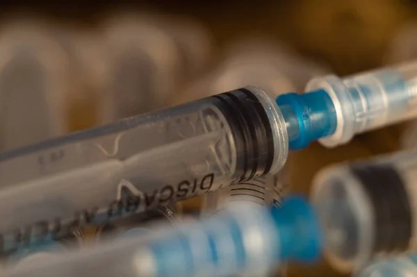 Extrem Närbild Injektionssprutor För Kassering Perfekt För Ett Vaccinationskoncept — Stockfoto