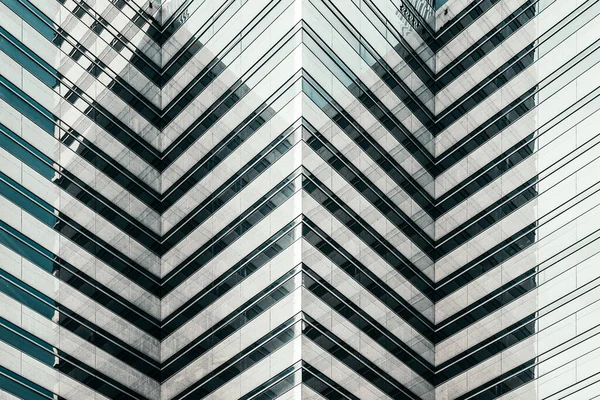 Πρόσοψη Ενός Σύγχρονου Πολυώροφου Κτιρίου Γυάλινα Παράθυρα — Φωτογραφία Αρχείου