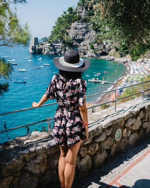 Vertical Shot Female Dress Hat Observing Beautiful Views Amalfi — Stock Photo, Image