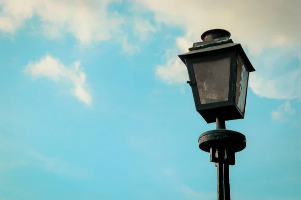 Een Dichtbij Shot Van Een Straat Lamp Een Blauwe Lucht — Stockfoto