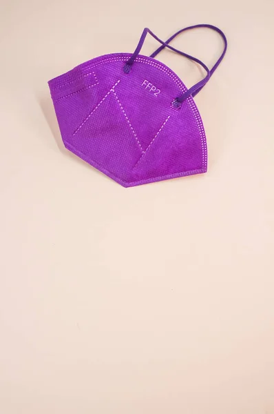 Фиолетовая Респираторная Маска Розовом Фоне Копировальным Пространством — стоковое фото