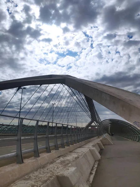曇りの日の抽象的な橋 — ストック写真