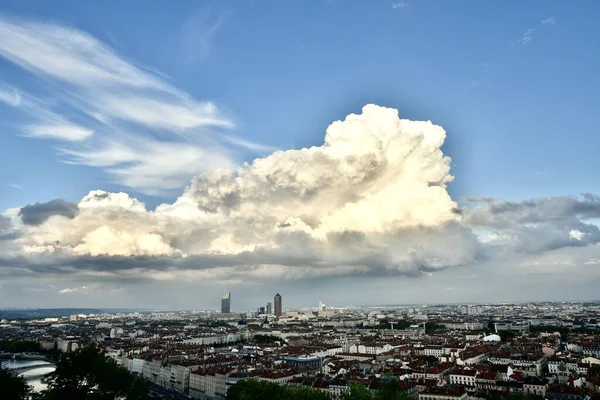 Imponujący Widok Lyon Zdominowany Przez Gigantyczną Chmurę Koniec Dnia — Zdjęcie stockowe