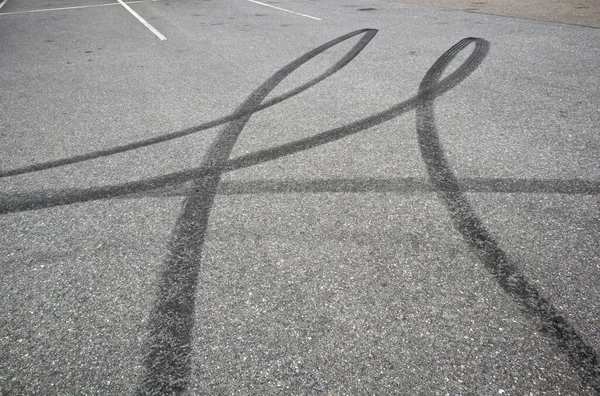 주차장 아스팔트 타이어 이보이는 — 스톡 사진