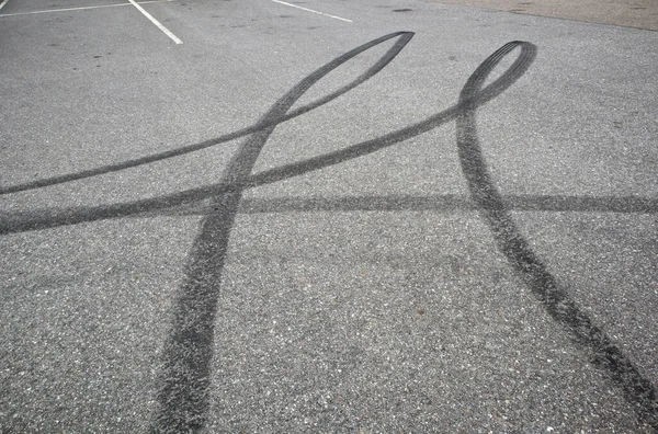 Una Vista Dei Segni Pneumatici Neri Sul Parcheggio Asfalto — Foto Stock