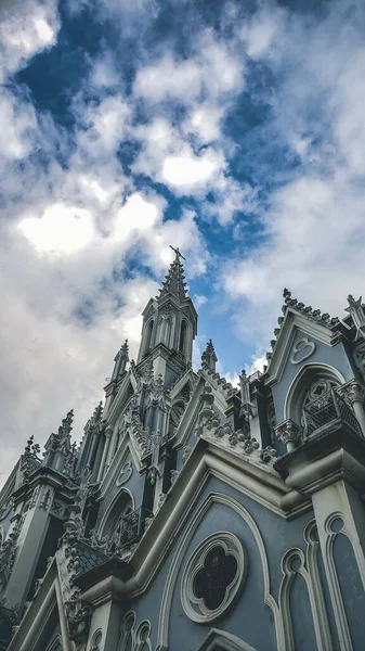 哥伦比亚的Iglesia Ermita教堂在多云的天空下垂直拍摄的照片 — 图库照片