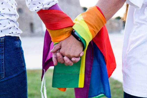 Mãos Duas Meninas Lésbicas Unidas Pela Bandeira Orgulho Lgbt Amor — Fotografia de Stock