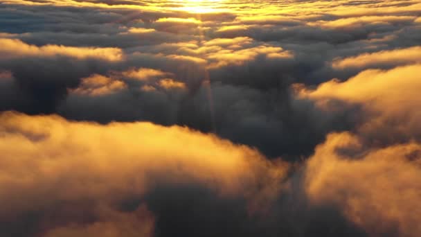 Bulutların Üzerinde Güzel Gün Batımı — Stok video