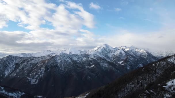 雪に覆われた自然景観の山 — ストック動画