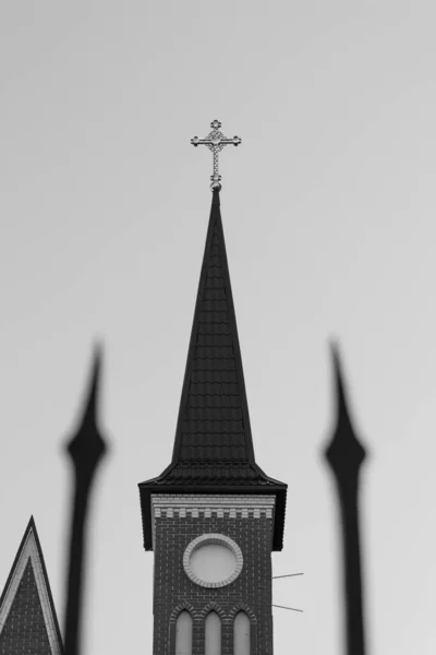 背景模糊的教堂顶部十字交叉的特写镜头 — 图库照片